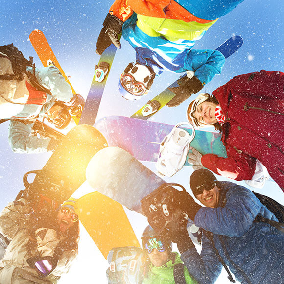 Coton Textilreinigung - Reinigung Skibekleidung - fröhliche Gruppe Skifahrer und Snowboarder